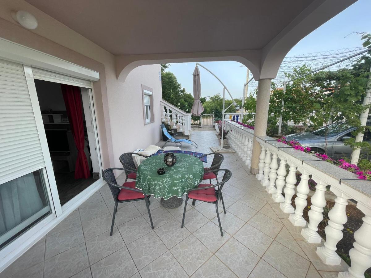 Apartmani Mirela Vrh  Екстер'єр фото